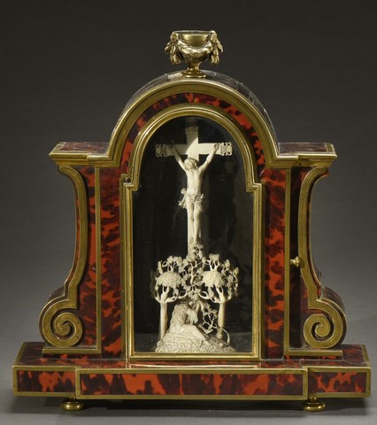 Chapelle à fronton cintré entre deux montants à console mouluré de baguettes plates en bronze doré et plaquée d écaille rouge