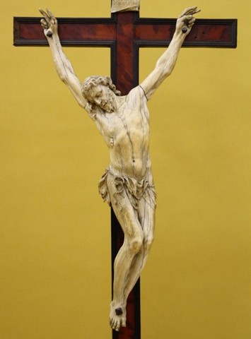 CRUCIFIX EN IVOIRE DE DUQUESNOY JÉRÔME