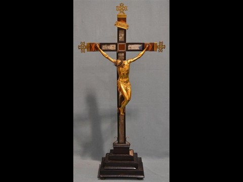 CHRIST en bronze doré sur une croix en bois noirci et marqueté bronze doré