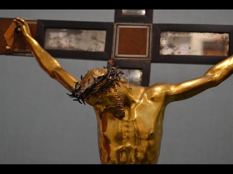 CHRIST en bronze doré sur une croix en bois noirci et marqueté bronze doré