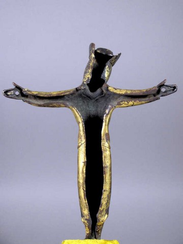 Christ en croix d'applique en cuivre peint et doré 