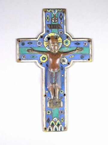 Plaque centrale d'une croix en cuivre champlevé, émaillé bleu et doré. En applique, un Christ en cuivre champlevé