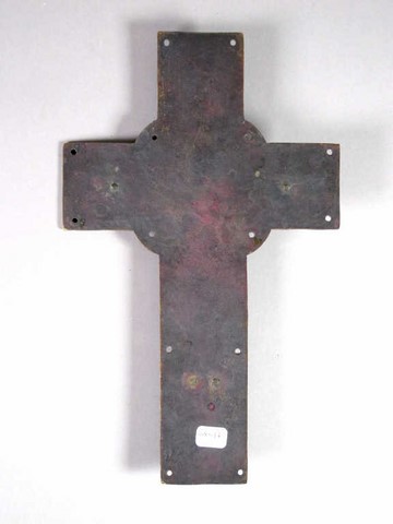 Plaque centrale d'une croix en cuivre champlevé, émaillé bleu et doré. En applique, un Christ en cuivre champlevé
