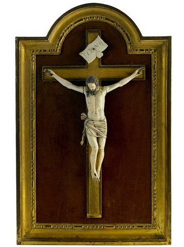 Christ en croix en ivoire sculpté et partiellement teinté  Goa début du XVIIIe siècle