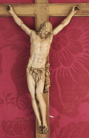 Christ en ivoire sculpté dans cadre en bois doré d'époque Régence