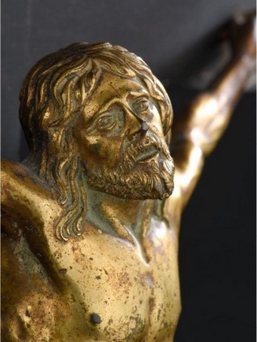 Crucifix avec Christ en bronze ciselé et doré et croix en ébène