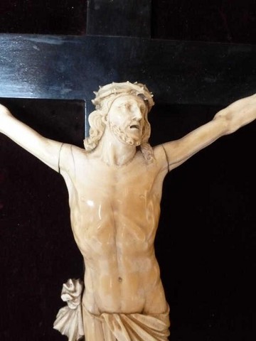 Christ en ivoire du XVII° dans son cadre d'origine en bois sculpté