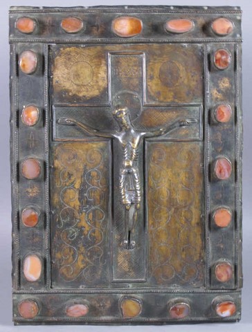 Grande plaque rectangulaire en cuivre. Au centre sur une croix est fixé un Christ en bronze fondu