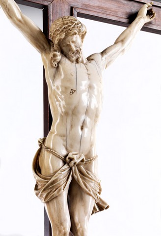 Christ en ivoire du XVII° dans son cadre d'origine en bois sculpté