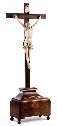 Christ en ivoire du XVII° dans son cadre d'origine en bois sculpté