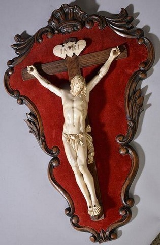 Important christ en croix en ivoire d'éléphant finement sculpté. 19ème siècle.