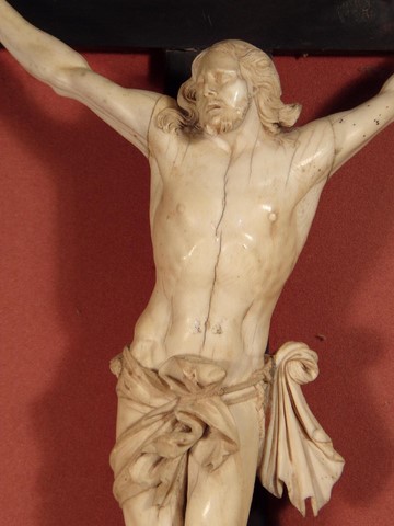 IMPORTANT CHRIST en croix en ivoire finement sculpté