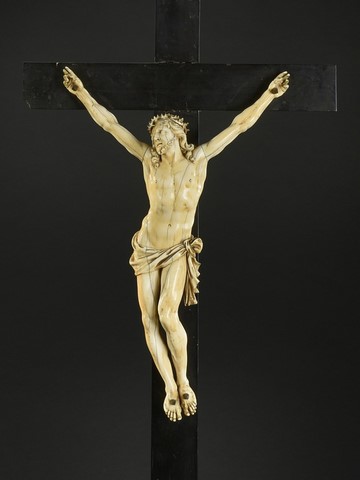 Important crucifix en ivoire Christ couronné d épines expirant tourné à droite la croix et le socle en ébène