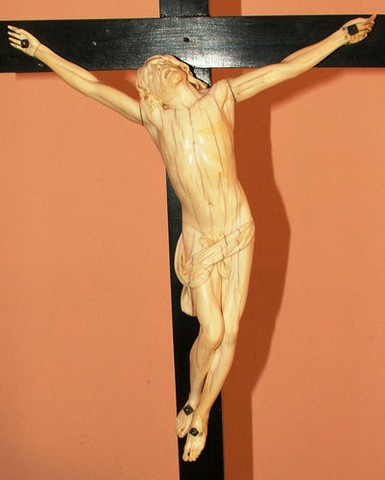 Crucifix Reliquaire avec un Christ en Ivoire