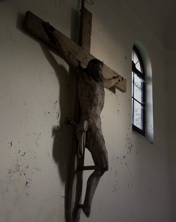 LE CHRIST EN BOIS DE LA FERME-CHÂTEAU D'HOUGOUMONT