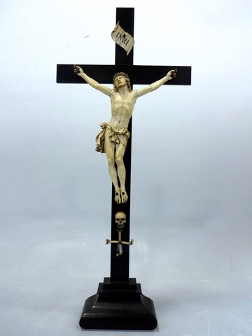 MPORTANT CRUCIFIX, le Christ en ivoire sculpté