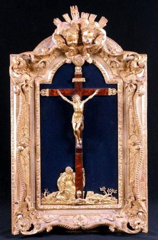 Calvaire du Christ. Christ en bronze doré et ciselé, brillant et amati.