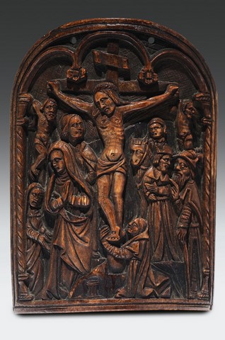 Placca centinata in avorio scolpito con raffigurazione della Crocifissione, arte spagnola del XV secolo