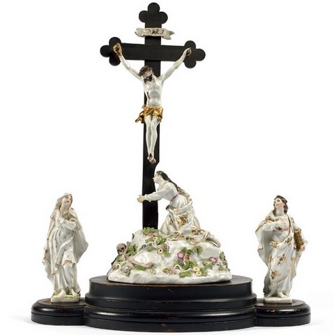 Allemagne Meissen XVIIIe Grand groupe du Calvaire à décor polychrome et or représentant le Christ en croix et à ses pieds Marie Madeleine