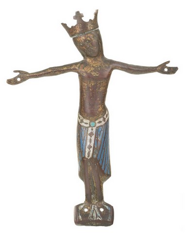 Gran Cristo de aplique en cobre con restos de dorado, cincelado y ornado con esmaltes champlevé. Limoges. Francia. Hacia 1200