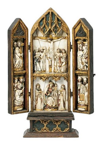 Tríptico de la Crucifixión con escenas de Calvario y la infancia de Cristo Madera y marfil tallado en relieve