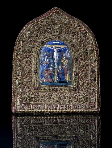Baiser de Paix en émail peint polychrome avec rehauts d’or représentant la Crucifiion accompagnée de la Vierge, saint Jean, MarieMadeleine et saint Louis dans un encadrement de velours rouge orné de broderies en fis d’or.