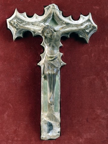 Croix sculptée à rares découpes polylobées présentant des restes de polychromie. 
