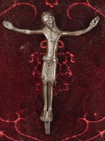 Arte del sec. XIV "Cristo crocefisso" scultura in bronzo (h. cm 23) montata su pannello in velluto entro cornice a templietto del sec. XVI in legno scolpito e dorato (lievi difetti)