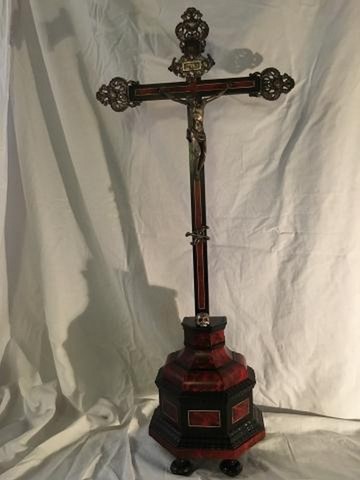 CRUCIFIX Sur un socle à pans coupés, reposant sur des pieds boule en bois noirci, et surmonté d'une doucine orné d'écaille, s'élève la croix marquetée d'écaille rouge, d'ébène