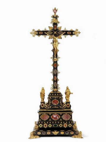 CROCE DA ALTARE DI GUSTO SEICENTESCO in legno ebanizzato, bronzo dorato e pietre dure 