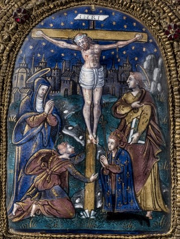 Christ en bronze patiné. Le dos creux, il est représenté vivant, les yeux en relief, les cheveux séparés par une raie médiane retombant sur les épaules, les bras écartés terminés par de larges mains, les jambes parallèles presque entièrement recouvertes par un important perizonium aux amples plis.