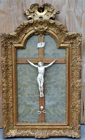 CHRIST en ivoire sculpté dans un encadrement en bois sculpté et doré XVIIIème siècle 
