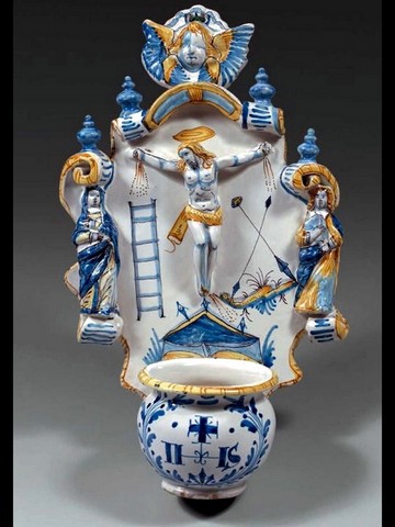 BENITIER EN FAIENCE DE NEVERS XVIIE SIECLE