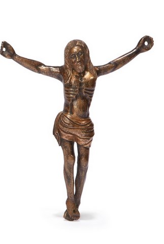 CHRIST en bronze autrefois doré représenté tête nue ornée d'une importante chevelure retombant en mèche sur les épaules