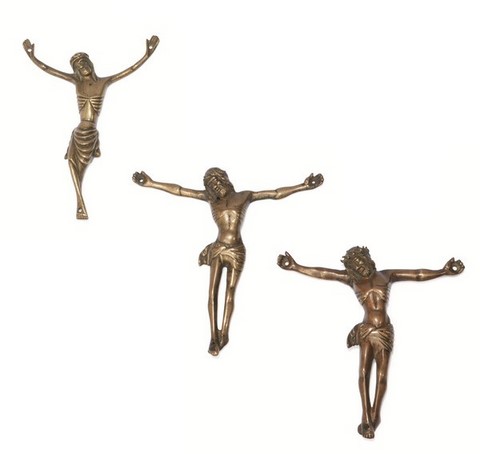 CHRIST en bronze représentés la tête penchée sur le côté droit, le buste stylisé