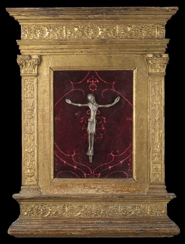 Arte del sec. XIV "Cristo crocefisso" scultura in bronzo (h. cm 23) montata su pannello in velluto entro cornice a templietto del sec. XVI in legno scolpito e dorato (lievi difetti)