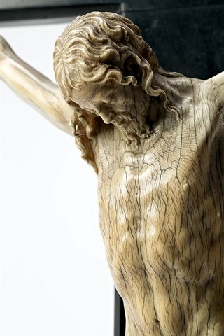 Escuela italiana de la segunda mitad del siglo XVII Cristo crucificado Escultura en marfil tallado