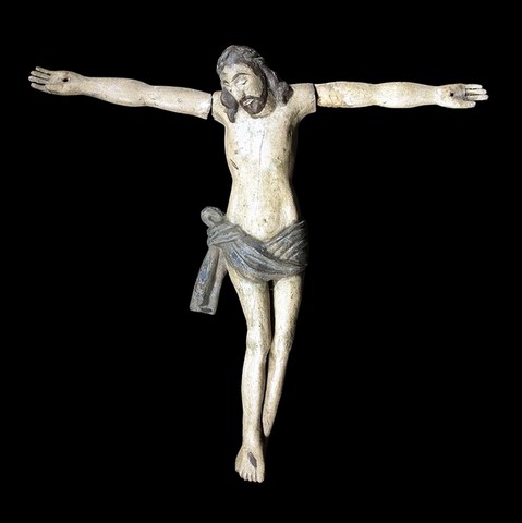 Christ en bois sculpté et polychromé. Tête inclinée sur l’épaule droite, périzonium noué avec chute sur la hanche droite, jambes parallèles, pieds superposés.