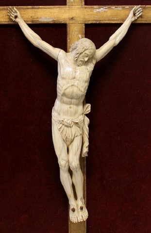 Tableau-crucifix avec important Christ en ivoire sculpté
