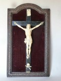 Christ en ivoire du XVII° dans son cadre d'origine en bois sculpté