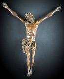 Christ en bois fruitier sculpté, tête inclinée sur l’épaule droite, couronne d’épines torsadée