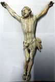 Christ en ivoire sculpté. Tête levée vers le ciel, chevelure aux mèches ondulées tombant sur les épaules