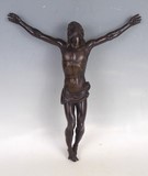 Christ en bronze doré sur une croix en métal patiné base circulaire 