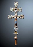 Montre dans un écrin violoné en laiton doré et argenté figurant la Passion du Christ reposant sur une croix de nacre