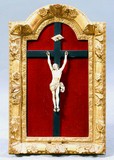 Crucifix en ivoire sculpté figurant le Christ vivant