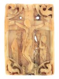 Osculatoire ou Baiser de paix de forme rectangulaire en ivoire sculpté à décor de la Crucifixion entre la Vierge et saint Jean XIIIe siècle