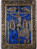Baiser de paix : “Tableau-reliquaire” émaillé : Christ en croix entouré d’instruments de la Passion
